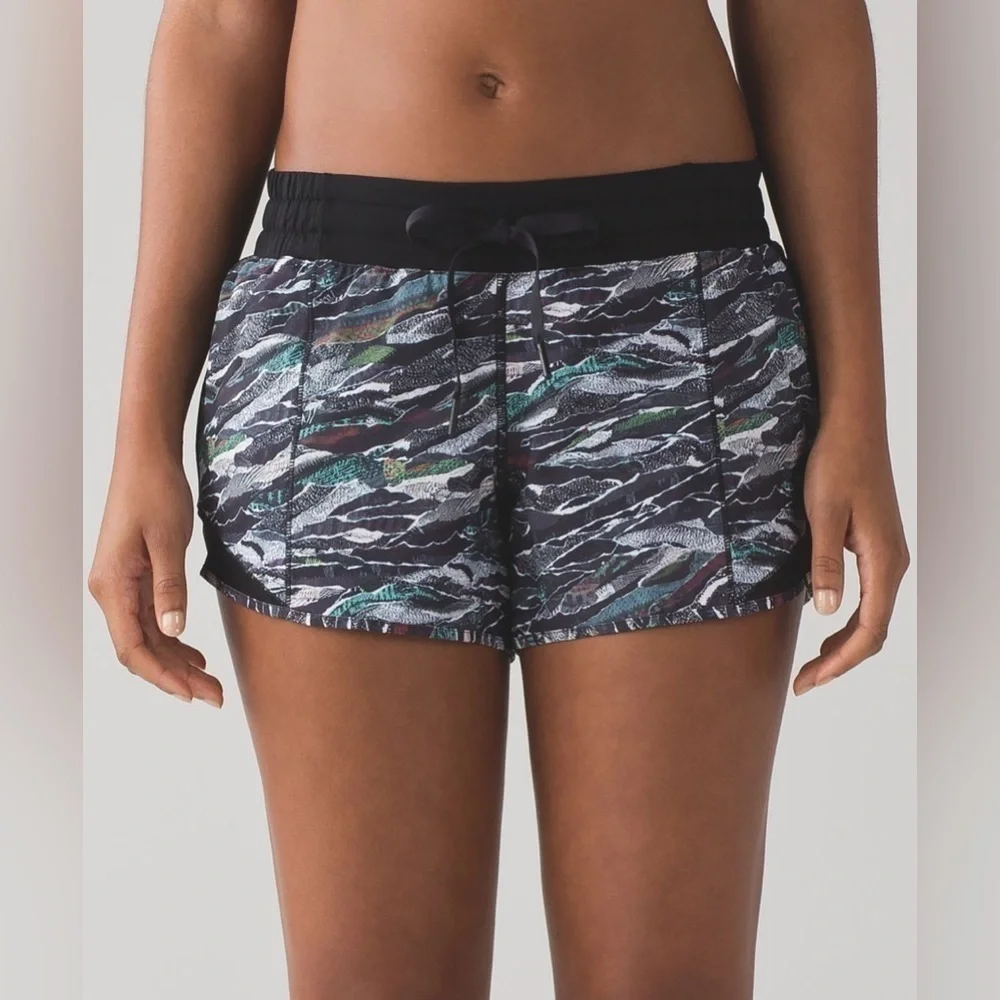 LULULEMON Hotty Hot Short (Long 4")
Mini Sweatr Multi Black / Black - Picture 11 of 11